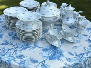 Luxurious “Old Paris” Porcelain Dinner Set, France, 19th Century, hand-painted