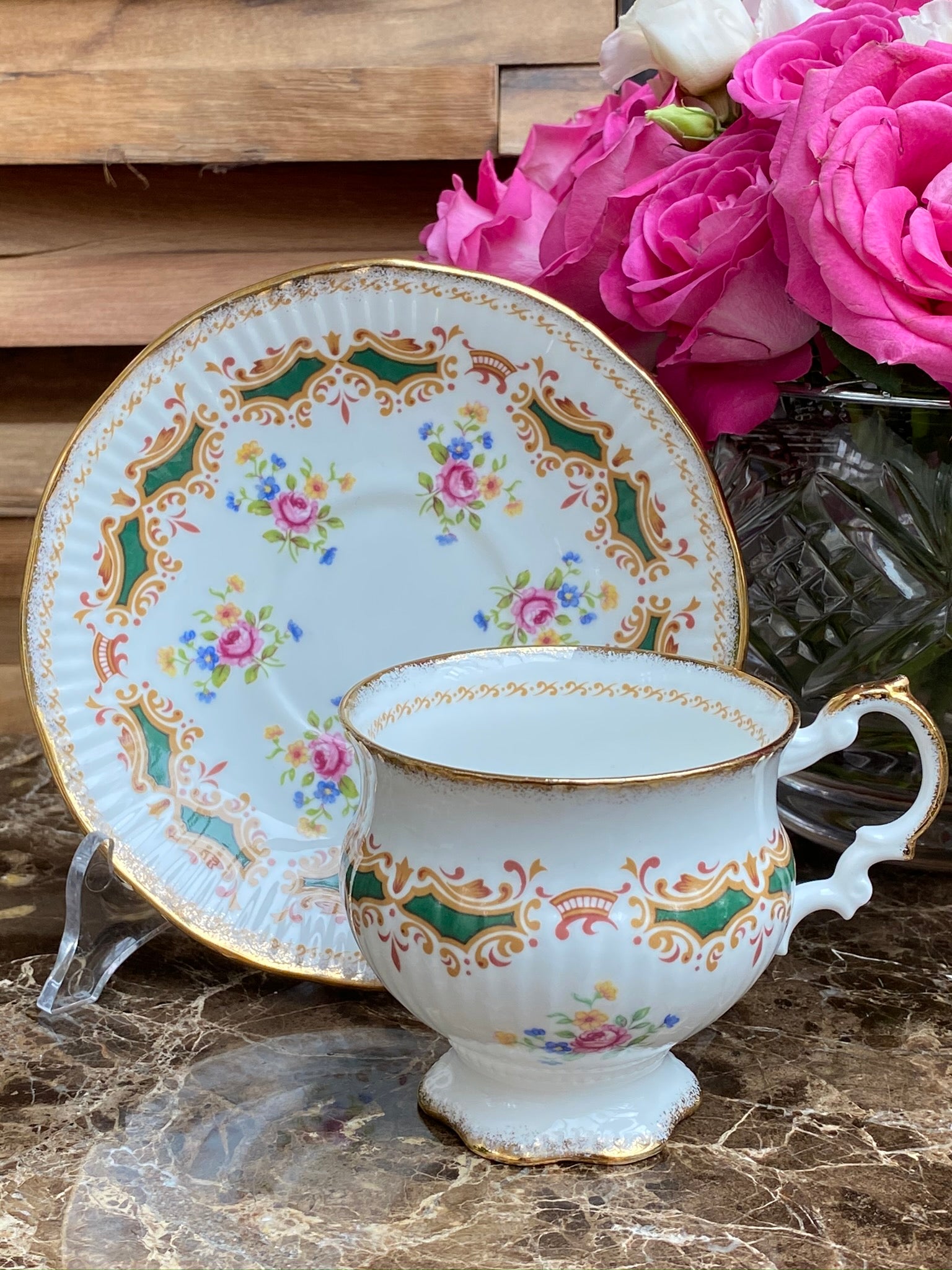 VINTAGE ELIZABETHAN TEACUP AND SAUCER SET - Gina Decor